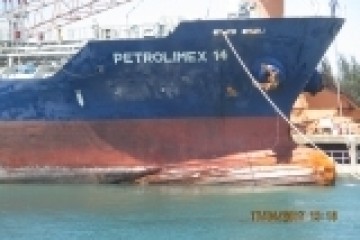 DQS tiếp nhận tàu Petrolimex 14 vào dock để sửa chữa