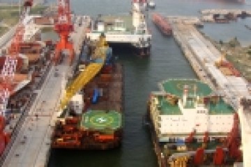 Three large crane vessels received & repaired by DQS  